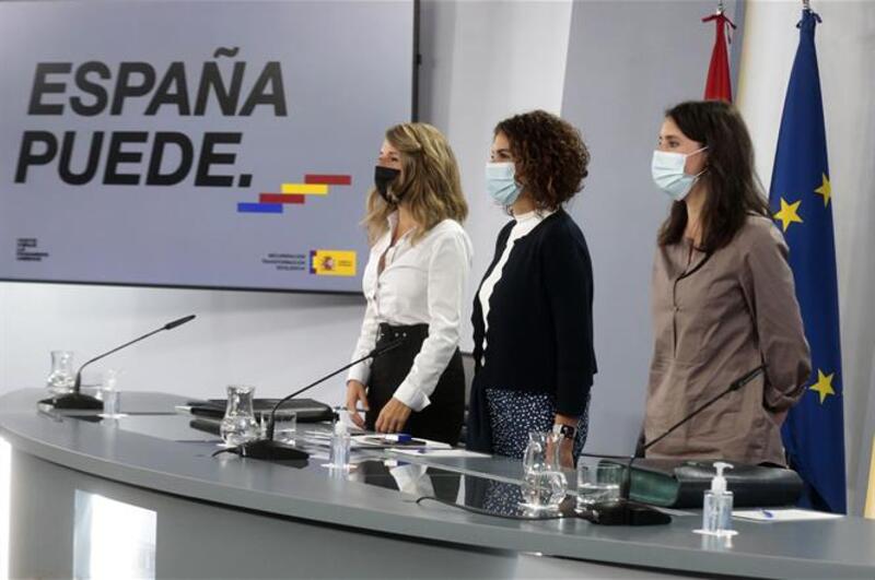 La ministra de Hacienda y portavoz del Gobierno, María Jesús Montero, la ministra de Trabajo y Economía Social, Yolanda Díaz, y la ministra de Igualdad, Irene Montero, momentos antes del comienzo de la rueda de prensa posterior al Consejo de Ministros. La Moncloa, Madrid